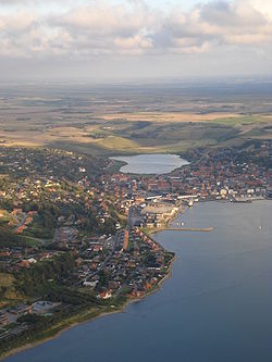 Lemvig med fjorden i forgrunden og Lemvig Sø i baggrunden.