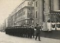 Garda Síochánako bolondres berriak Posta Bulego Nagusiaren aurretik martxan doazela. 1954. urtea.