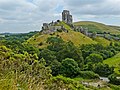 Corfe gazteluaren hondakinak Purbeck Hills-eko muino natural batean (Dorset, Ingalaterra)