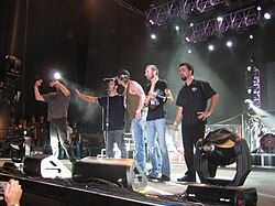 Zľava: Robbie Merrill, Sully Erna, Criss Angel (nie je člen skupiny), Shannon Larkin, Tony Rombola