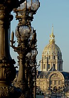 Jambatan Alexander III yang dibina sejajar dengan Les Invalides