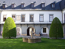 Pohled na nádvorní fasádu kapitulního proboštství v Olomouci