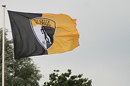 De clubvlag van Sneek Wit Zwart (2010).