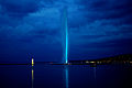 Jet d'Eau iluminado de azul