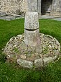 Chapelle de Landouzen : stèle de l'Âge du fer et son entaille.