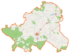 Mapa konturowa powiatu szydłowieckiego, blisko centrum na dole znajduje się punkt z opisem „Pręgierz w Szydłowcu”