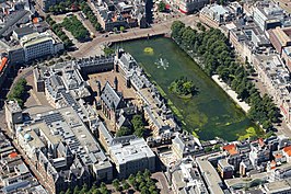 Luchtfoto van het Binnenhof in 2015. Linksvoor de gebouwen van de Tweede Kamer. In het midden de Grafelijke zalen (o.a. de Ridderzaal) met daarachter de Raad van State en de Eerste Kamer. Rechts van de Ridderzaal het ministerie van Algemene Zaken met het Torentje (grotendeels verborgen achter het Mauritshuis, daarnaast de Hofvijver.