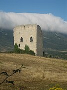 La torre, con los montes de La Peña detrás