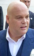 Vincent D'Onofrio interprète le gouverneur George Milburn.