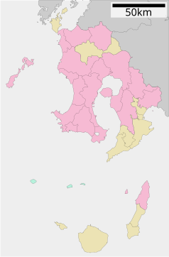 Mapa konturowa prefektury Kagoshima, blisko centrum u góry znajduje się punkt z opisem „Powiat Kagoshima”