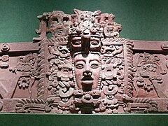 Mascarón maya de estuco proveniente de Calakmul, 250-600 d. C. Periodo Clásico Temprano. Museo Nacional de Antropología (México).