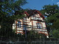 Villa mit Stützmauer, Pavillon und Gartenhaus