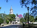 Plaza 25 de Mayo, Corrientes. La estatua ecuestre representa al general José de San Martín. El campanario al fondo pertenece a la Iglesia y Convento de la Merced