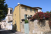 De nombreuses habitations sont accolées à l'église.