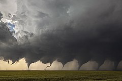 First place: Evolution of a Tornado: Composite of eight images shot in sequence as a tornado formed in Kansas. – Atribuim: JasonWeingart (CC BY-SA 4.0)