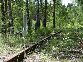 Spoorweg bij Bronnaja Gora, met links een monument voor de slachtoffers