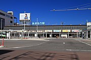 4代目駅舎（東口）と東口広場（2011年7月）