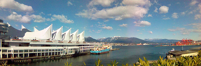 Canada Place en de North Shore Mountains