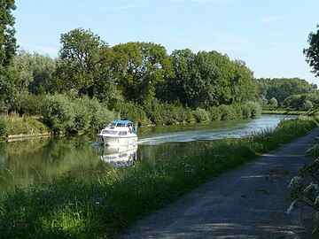 Le canal de l'Escaut à Escaudœuvres.