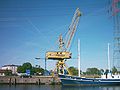 Harburger Binnenhafen, Portalkran (1972) der Firma Mulch als technisches Denkmal (seit 2006 KulturKran), im Hintergrund das Harburger Schloss