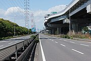 南部IIの南側は当初の往復6車線を一部で4車線に狭める工事を行った（海部郡飛島村）。