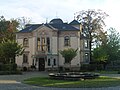 Villa mit Nebengebäude und Einfriedungsmauer