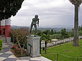 Jardins de l'Achilleion et statue de l'un des Assaillants.