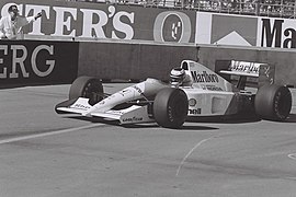 Photo en noir et blanc d'une monoplace dans les rues de Monaco