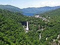 明智平から見た華厳滝。上の湖は中禅寺湖、右下の滝は白雲滝。