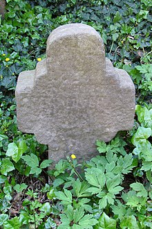 Grabkreuz am Brunnen