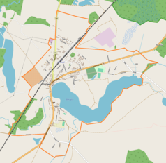 Mapa konturowa Chociwla, blisko centrum na lewo znajduje się punkt z opisem „Cmentarz żydowski w Chociwlu”