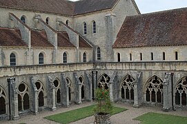 Le cloître et l'abbatiale.