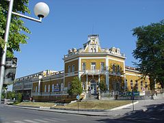 Le club militaire (avec une salle de cinéma).