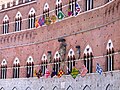 Vooraansig van die Palazzo Pubblico (dorpsaal) tydens die Palio di Siena