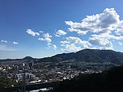 六甲山（右）が西と北に広がる。