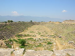 L'estadiu d'Afrodisias, unu de les poques muertes que nos queden d'esa ciudá grecorromana, conocida nel so tiempu polos sos bellu edificios de mármol. L'estadiu ye, ello ye que un amiestu ente un coliséu y una pista griega. La razón d'ello debe a que celebraben batalles sangrientes y coles mesmes xuegos como lazamiento de discos.