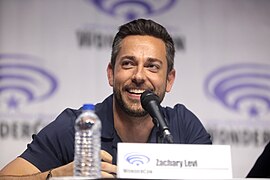 Zachary Levi (40582049853).jpg