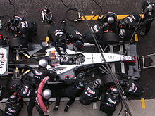 Ravitaillement et changement de pneumatiques pour David Coulthard au Grand Prix d'Italie 2004.