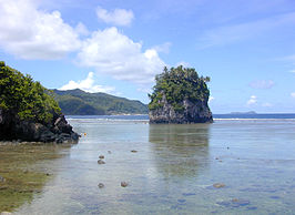 Fatu Rock (rechts) en Futi Rock (links), op Tutuila, nabij Pago Pago (2005)