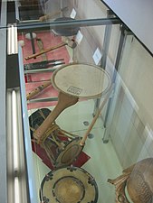 An uchiwa-daiko.