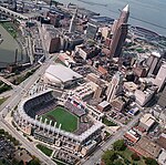 Progressive Field och ovanför i bilden Quicken Loans Arena.