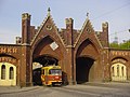 Das Brandenburger Tor mit einer „Tatra T4“ Tram im Jahr 2004