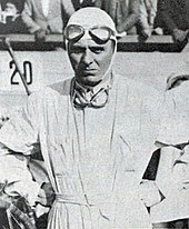 Photo en portrait d'Achille Varzi en tenue de pilote