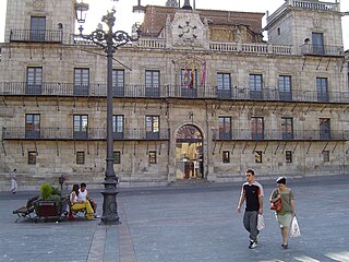 El ayuntamiento y plaza mayor de León.