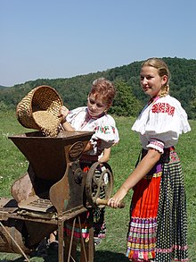 Garia eskuz ehotzen Eslovakiako jaialdi folkloriko batean