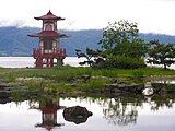 湖の北岸にある浮見堂公園（2006年6月）