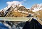 Photographie de montagne, avec au premier plan, un barrage et un lac