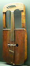 Walisiske crwth spilt med bue, 1800–1825.