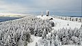 Luftbild vom schneebedeckten Gipfel