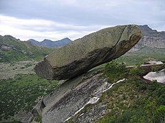 Західний Саян, хребет Єргакі, висяча скеля